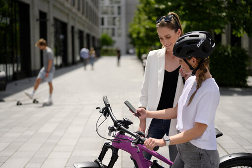 An eBike rider asking a women in Munich for directions