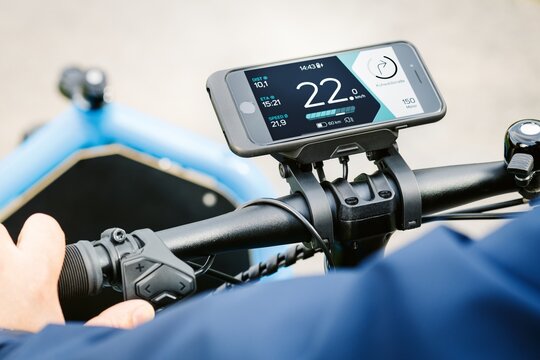 Smartphone with COBI.Bike App
