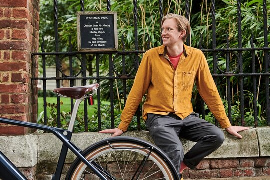 Edward Crooks is taking a break with his eBike at the Postman´s Park. 