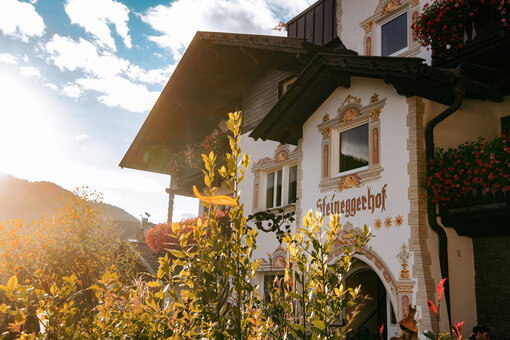 Das Bio- und Bikehotel des eBike Urlaub in Südtirol ist bei Sonnenschein zu sehen.