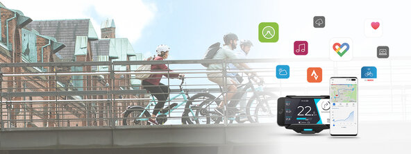 Schaubild mit COBI.Bike System, Smartphone und verschiedenden Icons, das die digital Vernetzung beim eBiken zeigt - im Hintergrund mehrere eBiker auf ihren Pedelecs